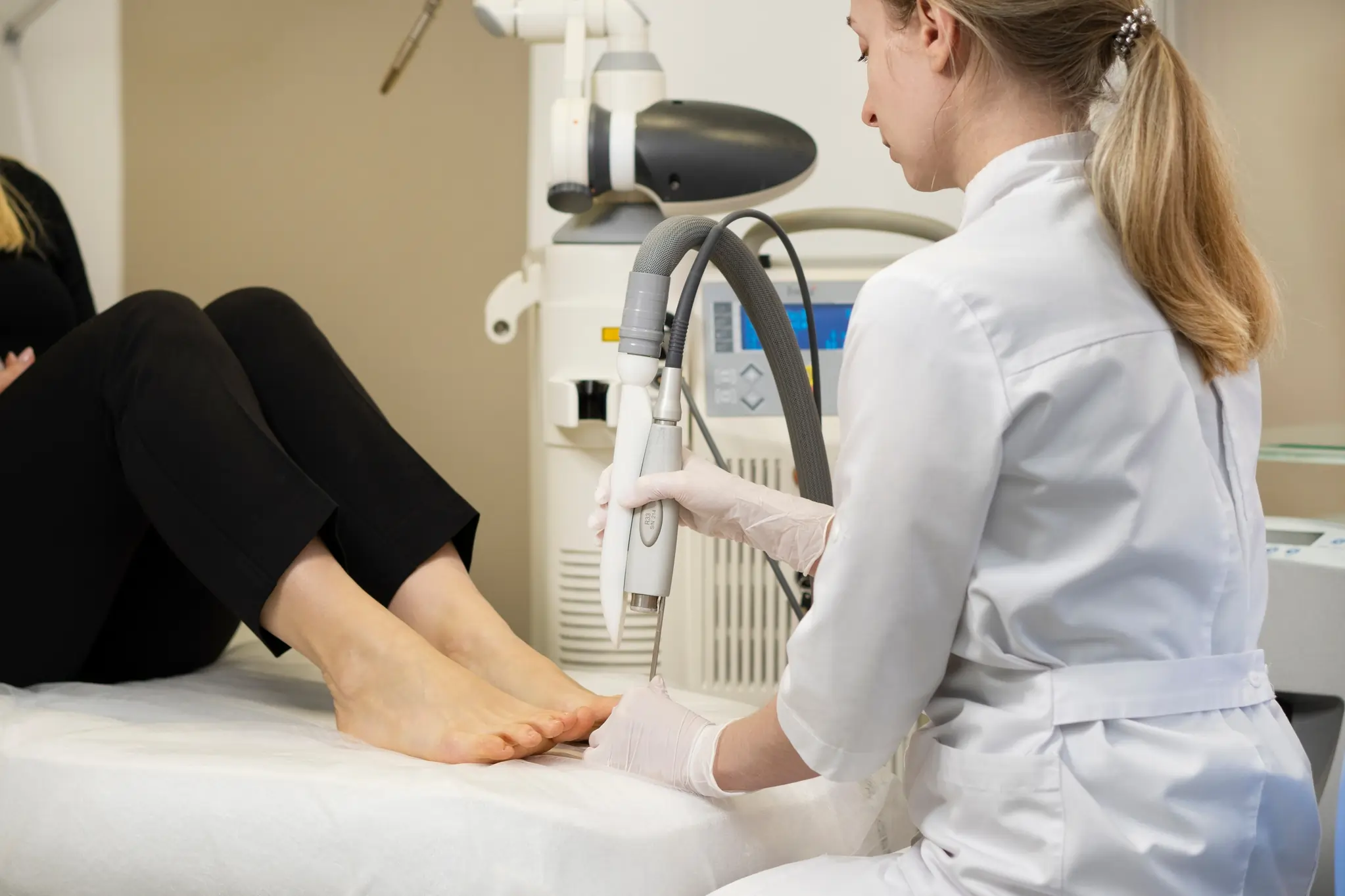 Traitement laser spécialisé pour la santé des pieds en clinique médicale
