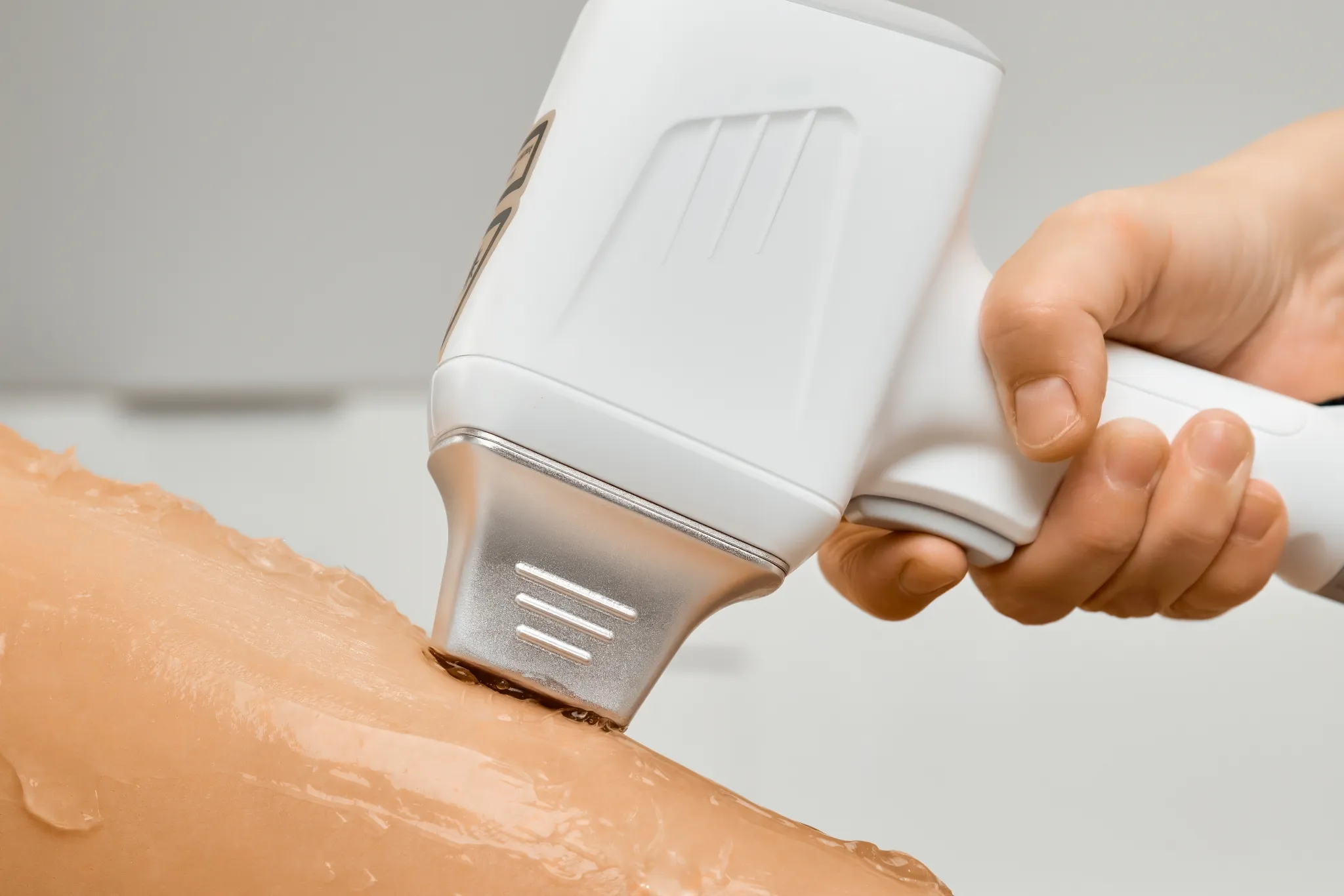 Appareil laser médical lors d'une procédure de soin de la peau