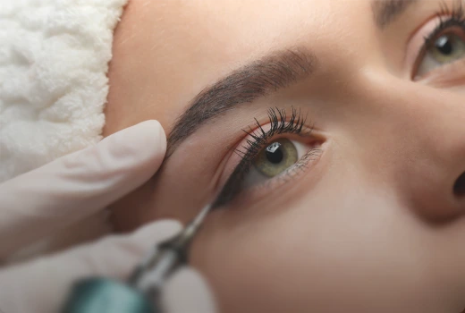 Séance de maquillage semi-permanent pour souligner le regard