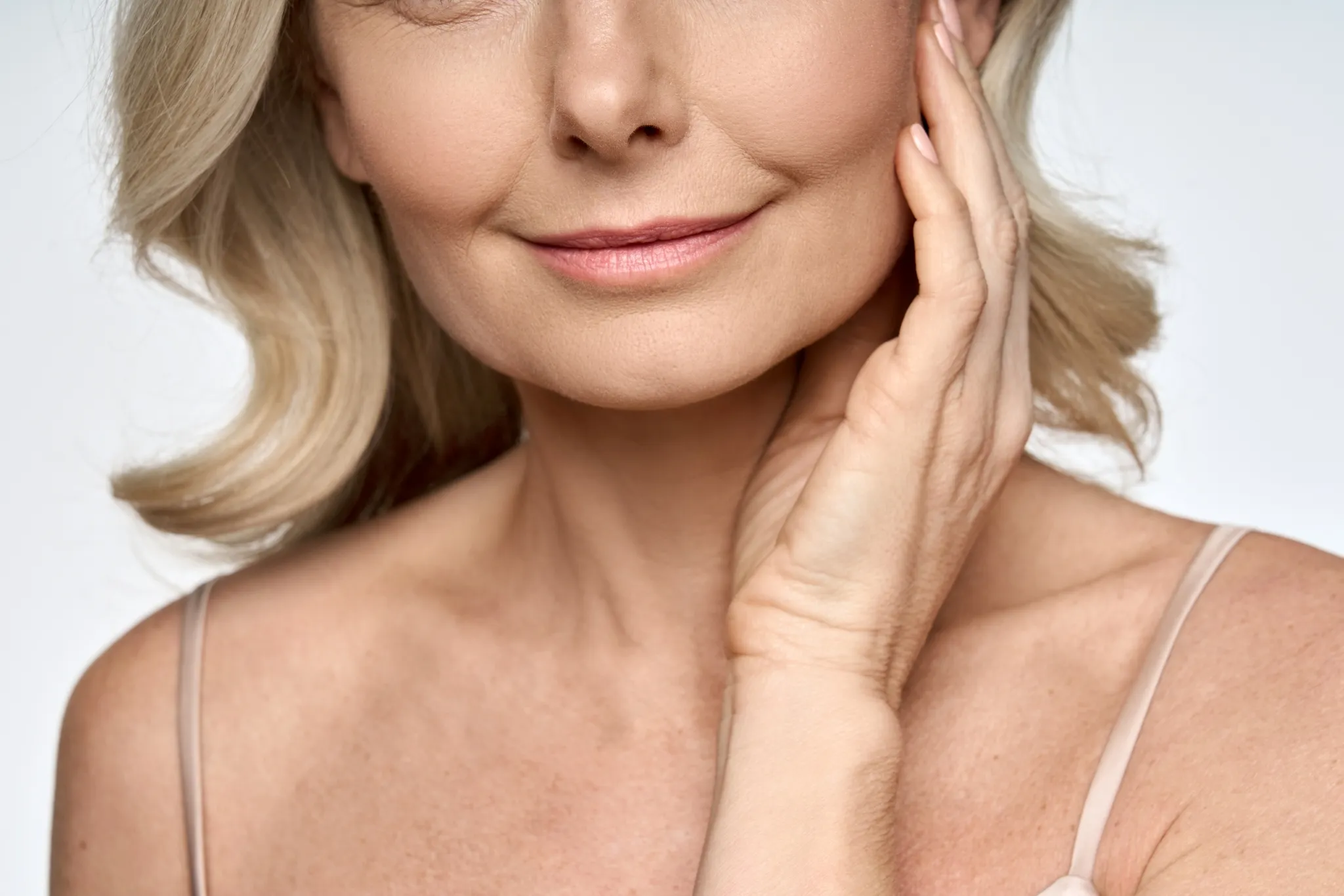 Rajeunissement du visage et fermeté de la peau chez une femme mature