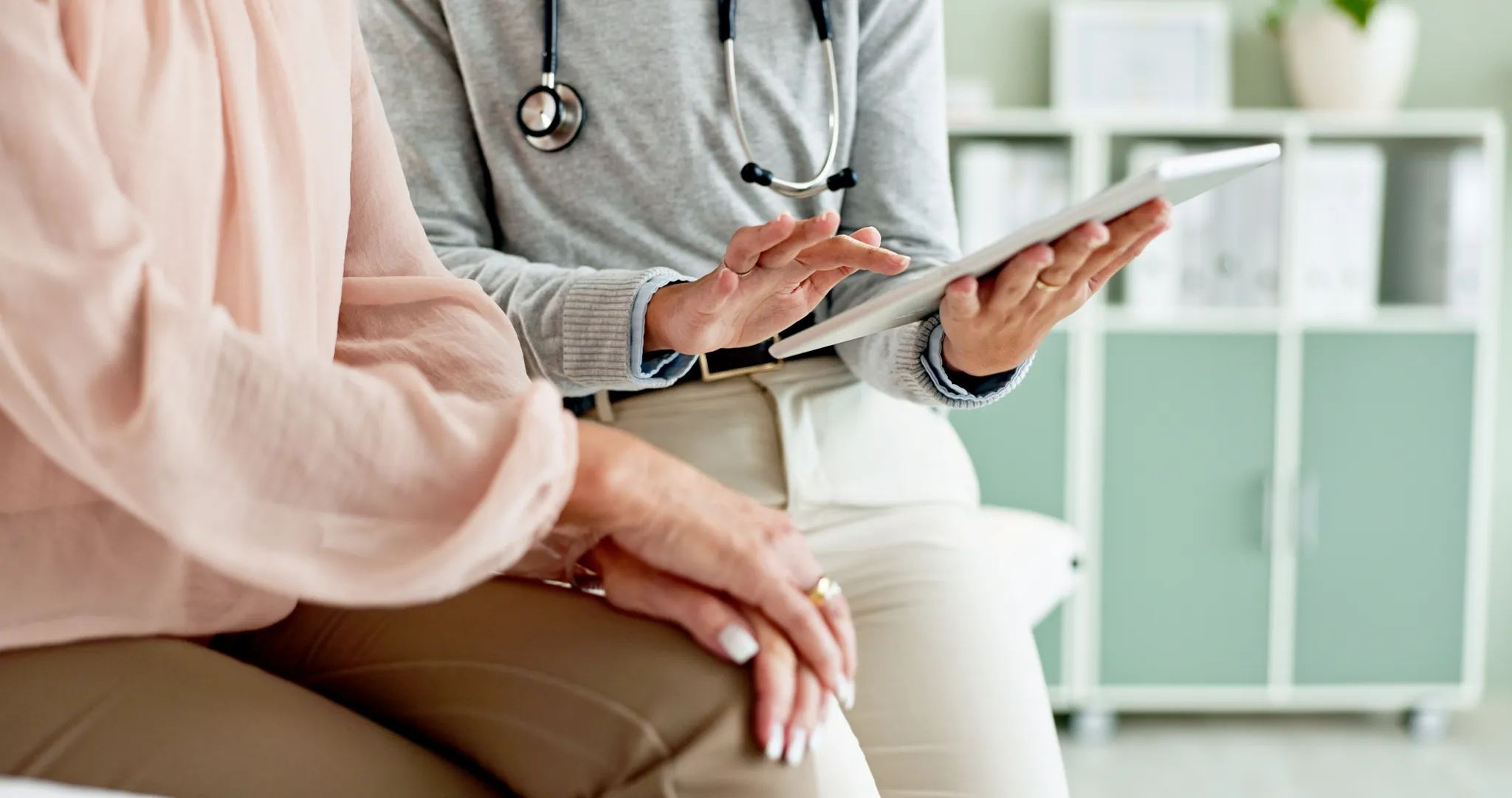 Professionnelle de la santé utilisant une tablette pour expliquer des données durant une consultation