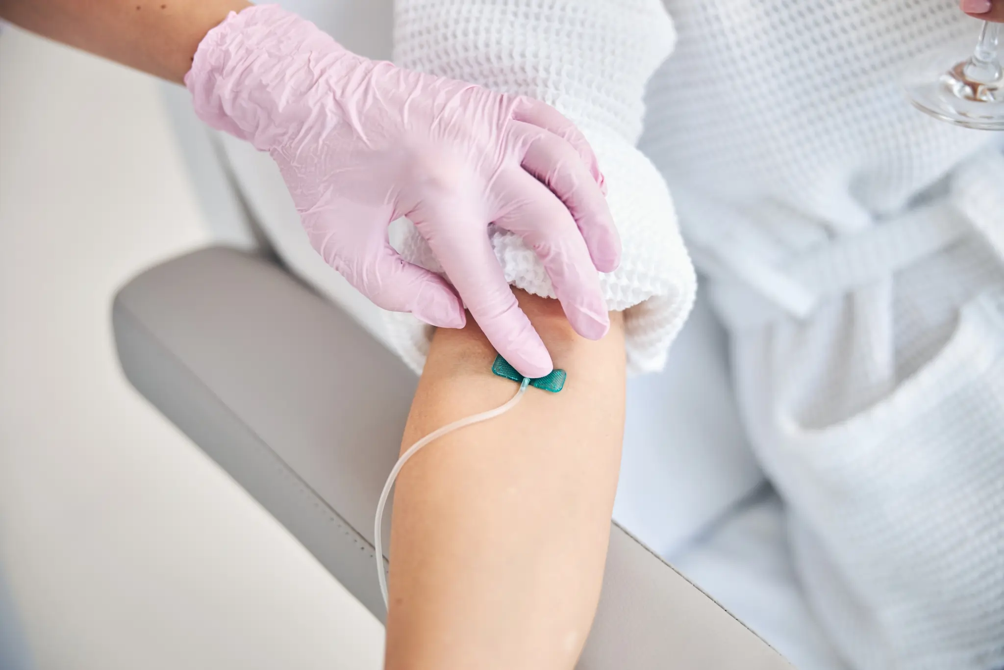 Infirmière préparant une patiente pour une prise de sang
